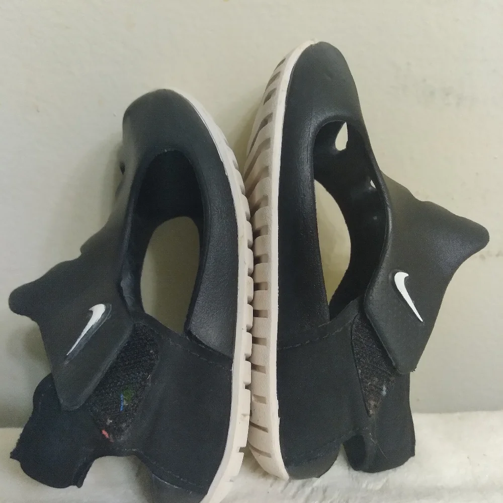 KIDS Nike Black Sandals Cutout Design Size 0, 5 Inches Inside FIRST TIME WALKING